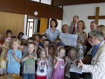 Karin Seehofer (3.v.r.) hat den Kindergarten in Neunkirchen besucht und einen Scheck mitgebracht,Fotos: Malbrich