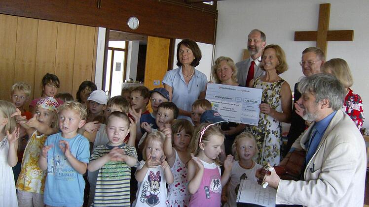 Karin Seehofer (3.v.r.) hat den Kindergarten in Neunkirchen besucht und einen Scheck mitgebracht,Fotos: Malbrich