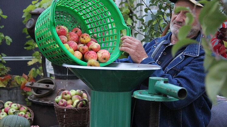 Beim OGV Obereschenbach konnten die Besucher frisch gekelterten Apfelsaft aus der Heimat probieren