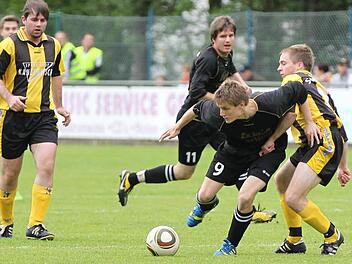 Der FC Unter-/Oberrodach mit Torjäger Tobias Dubiel (Nr. 9) verpasste am Dienstagabend den Klassenerhalt in der Kreisklasse und muss daher in die Relegation. Foto: Heinrich Weiß