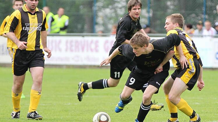 Der FC Unter-/Oberrodach mit Torjäger Tobias Dubiel (Nr. 9) verpasste am Dienstagabend den Klassenerhalt in der Kreisklasse und muss daher in die Relegation. Foto: Heinrich Weiß