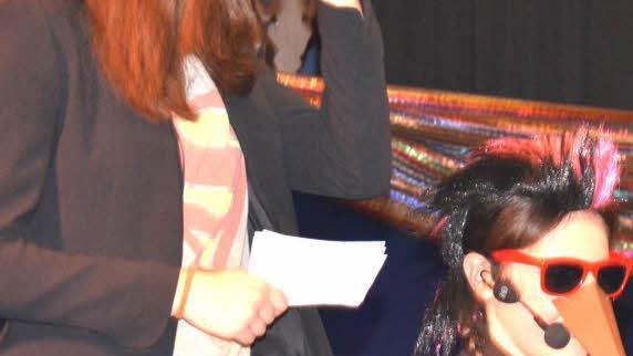 Was die in Veitshöchheim können, machen auch die kleinen Ermetzianer als Bauchredner. Fotos: Schmidt