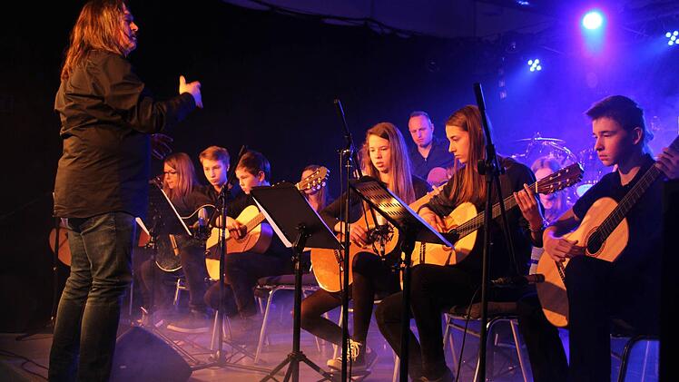 Das Gitarrenensemble der Musicschool Kulmbach wagte den Auftakt mit dem Stück "Happy"