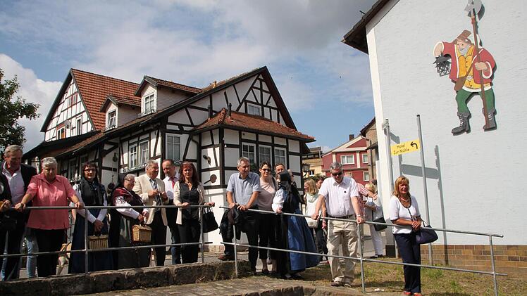 Der Stadtspaziergang führte an der Märcheninsel an der TV-Halle vorbei, die die Besucher von dieser Brücke aus bewunderten. Foto: Ulrike Müller