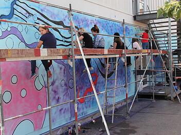 Die Schüler verschönern das Haus der Vereine, in dem auch Klassenzimmer untergebracht sind. Foto: Johanna Blum