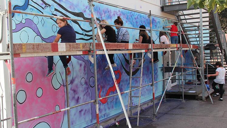 Die Schüler verschönern das Haus der Vereine, in dem auch Klassenzimmer untergebracht sind. Foto: Johanna Blum
