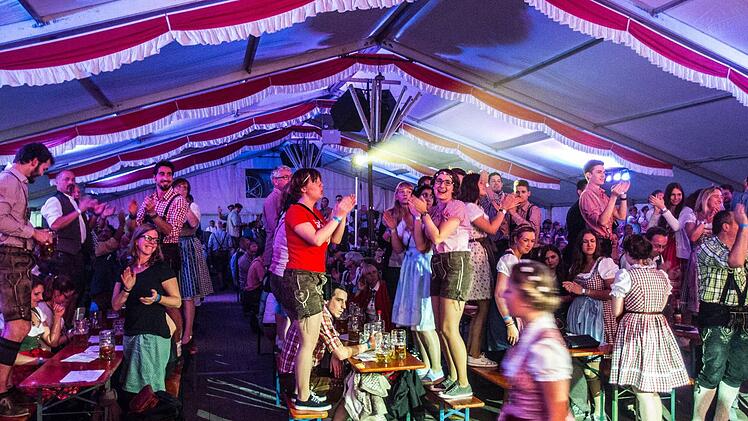 Impressionen vom "Oktopafest" mit der "Original Prinz Albert Blasmusik" in Coburg: Fans feiern im FestzeltFoto: Jochen Berger