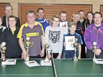 Die Sieger der Stadtmeisterschaften im Tischtennis, die von der Tischtennisabteilung des TSV Stadtsteinach in der Schulturnhalle ausgerichtet wurden mit (hinten, v. l.) stellvertretender Landrat Dieter Schaar, Klaus Zahner, Abteilungsleiterin Heidemarie Zahner und zweiter Bürgermeister Franz Schrepfer. Foto: Reißaus