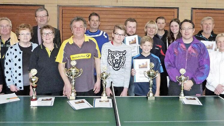 Die Sieger der Stadtmeisterschaften im Tischtennis, die von der Tischtennisabteilung des TSV Stadtsteinach in der Schulturnhalle ausgerichtet wurden mit (hinten, v. l.) stellvertretender Landrat Dieter Schaar, Klaus Zahner, Abteilungsleiterin Heidemarie Zahner und zweiter Bürgermeister Franz Schrepfer. Foto: Reißaus
