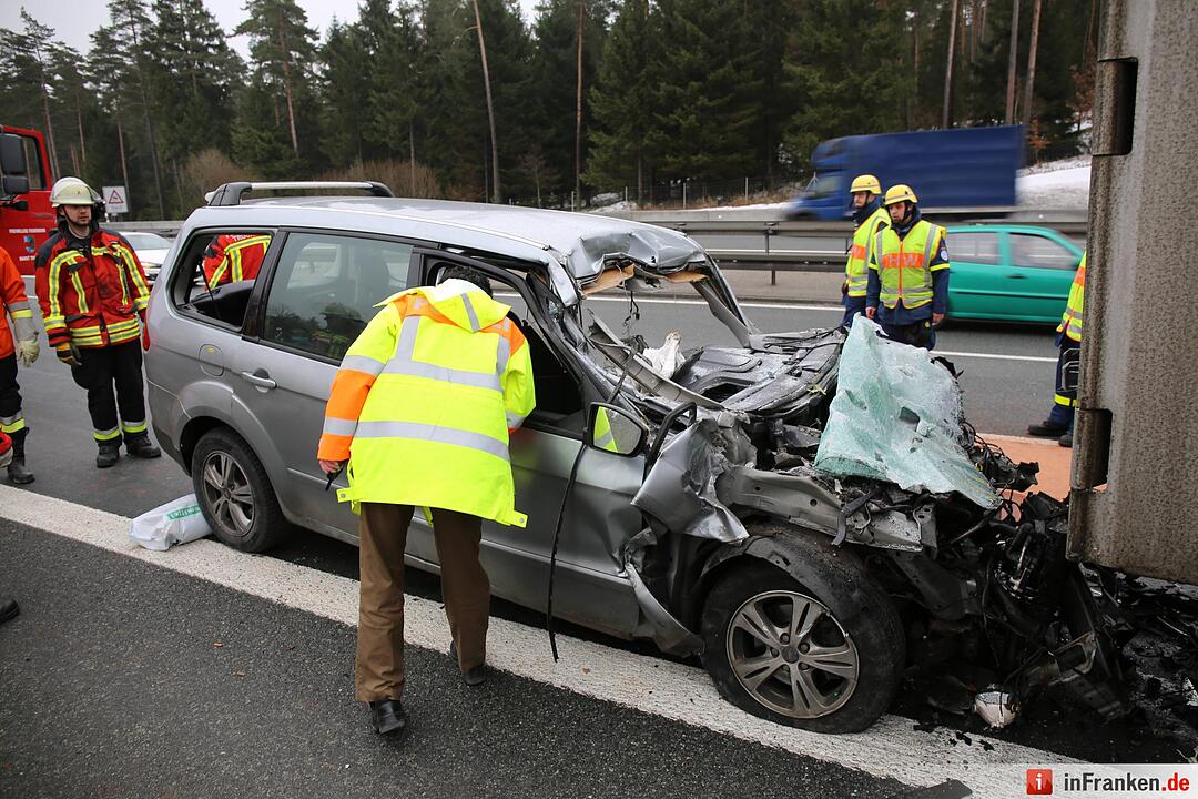 Pkw kracht unter Lkw auf der A9 bei Trockau - Drei Personen verletzen sich schwer