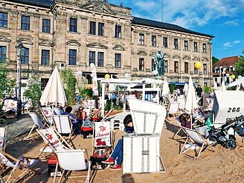 Liegestühle und Sonnenschirme werden in den nächsten Wochen das Bild vom Erlanger Schlossplatz prägen. Fotos: privat
