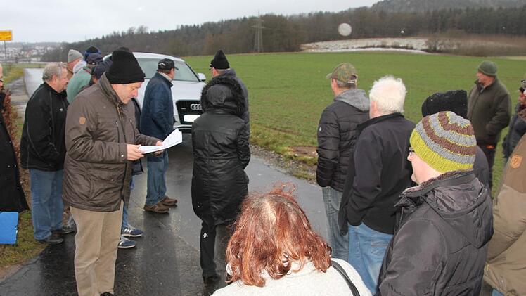 Mehrfach mussten die Mitglieder des Bauausschusses wie auch die interessierten Heubacher beim kurzen Ortstermin  Autofahrern Platz machen, die den Weg unberechtigterweise nutzten.Ralf Kestel