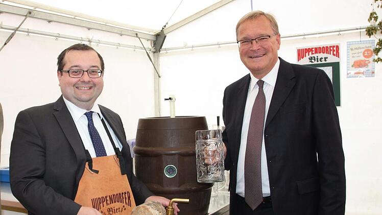 Thomas Söder (li., CSU) und Andreas Starke (SPD), hier bei einem Firmenfest, wollen auch im Bezirkstag zusammenarbeiten. Foto: Nadine Nüsslein