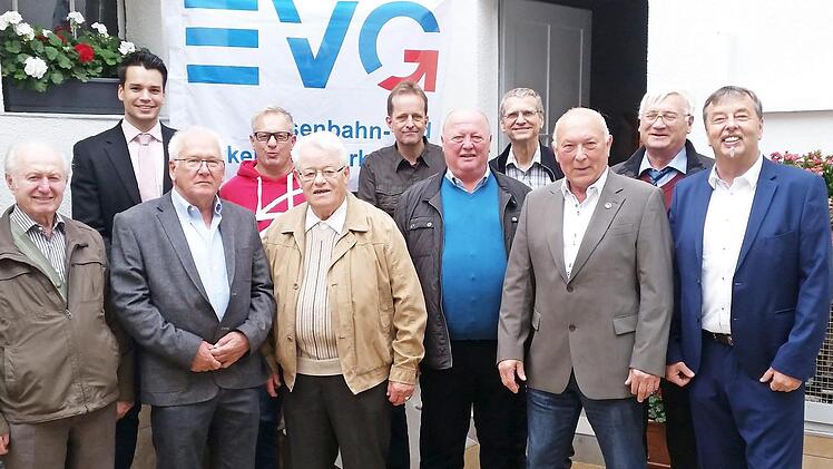 Die Jubilare aus Forchheim mit (v.&nbsp;r.) Klaus Obst, J&uuml;rgen Kraus und (hinten links) Matthias Birkmann Foto: privat