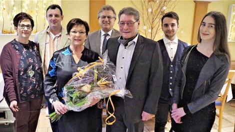 Silvia und Paul Deinlein feierten goldene Hochzeit. Mit im Bild (von links) Schwiegertochter Karin, Sohn Udo, Bürgermeister Rainer Detsch sowie die Enkel Nino und Lara Foto: Gerd Fleischmann