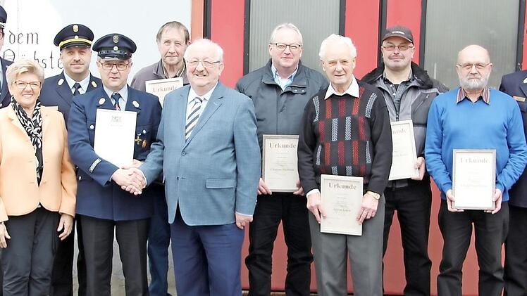 Walter Jakob (im grauen Anzug) wurde für seine 40-jährige aktive Dienstzeit geehrt. Foto: pr