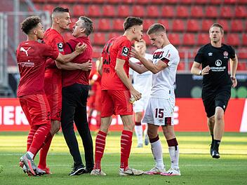 Zu diversen Rudelbildungen zwischen Nürnberger und Ingolstadter Spielern kam es kurz nach dem Abpfiff.  Foto: Matthias Balk/dpa