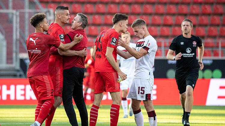 Zu diversen Rudelbildungen zwischen Nürnberger und Ingolstadter Spielern kam es kurz nach dem Abpfiff.  Foto: Matthias Balk/dpa