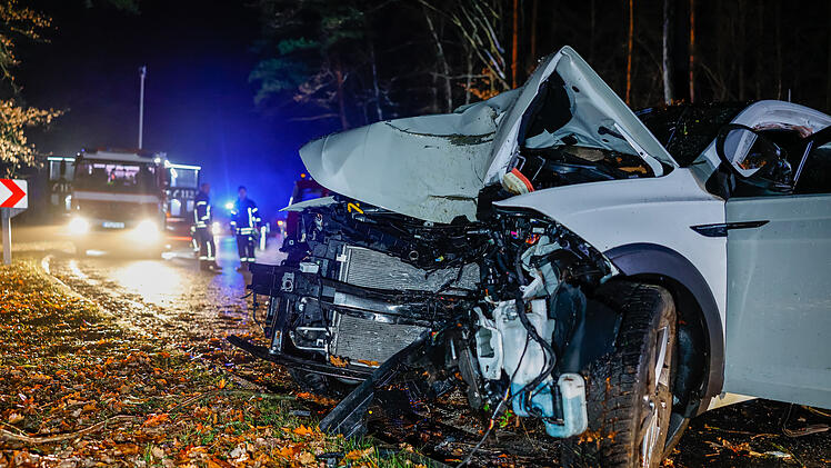 Schwerverletzte nach Unfall auf B4 bei Erlangen aus Auto befreit