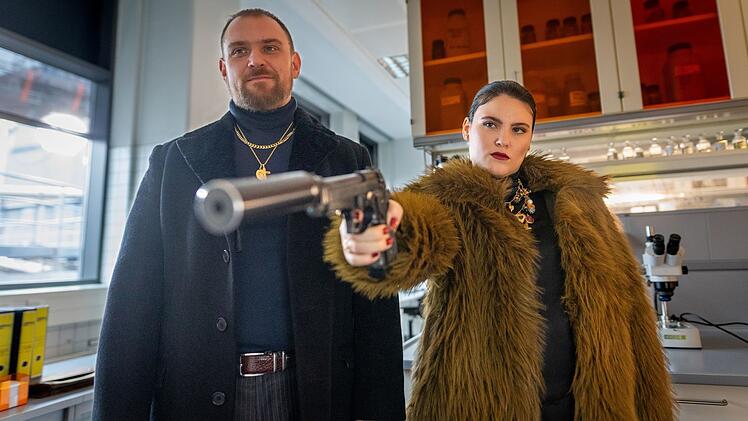 Die Gangster Barkov (Florian Schmidtke) und Gonschar (Alina Hidić) sollen f&uuml;r ihre Auftraggeber morden.