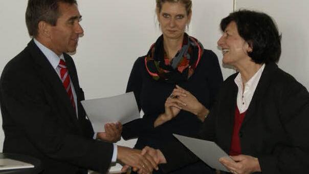 Ein leuchtend grünes Schild wird künftig an der Hausfassade den Kindergarten St. Sebastian Prölsdorf als "Haus der kleinen Forscher" ausweisen. IHK-Vizepräsident Otto Kirchner und Anna Rüthlein von der Arbeiterwohlfahrt Unterfranken überreichten Urkunde und Plakette an die Leiterin des Kindergartens, Ilona Schuster (von links).