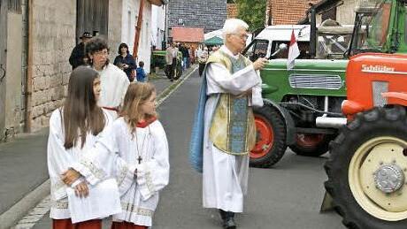 Traktoren und landwirtschaftliche Geräte erhielten beim Gottesdienst des Lindenvereins den Segen.