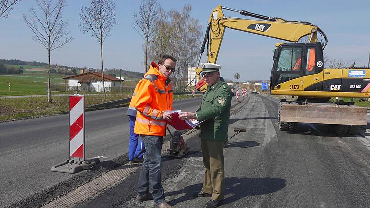 Sprechen direkt auf der Baustelle die letzten Details für die von morgen an gültige Verkehrsregelung auf der Bundesstraße 303 ab: Roland Daum (links) und Ulrich Bosecker. Foto: Berthold Köhler