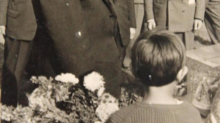 Bundespräsident Heinrich Lübke besucht im Juli 1968 die innerdeutsche Grenze bei Tettau. Foto: Alfons Grau