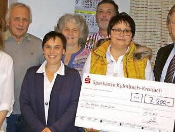 Drei Kindergärten freuen sich über die Spenden des Stockheimer Adventskalenders. Das Bild zeigt (von links) Stefanie Bauer, IG-Sprecher Rainer Engelhardt, Susanne Bonitz, Kornelia Fehn, Oliver Kraus, Claudia Baumann und Bürgermeister Rainer Detsch.  Foto: Heike Schülein