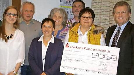 Drei Kindergärten freuen sich über die Spenden des Stockheimer Adventskalenders. Das Bild zeigt (von links) Stefanie Bauer, IG-Sprecher Rainer Engelhardt, Susanne Bonitz, Kornelia Fehn, Oliver Kraus, Claudia Baumann und Bürgermeister Rainer Detsch.  Foto: Heike Schülein