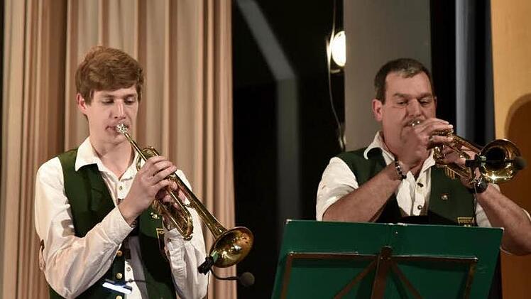 Besonders viel Beifall erhielten an diesem vergnüglichen Abend Elmar Lehrrieder (rechts) als Trompetensolist unterstützt von Dominik Rügheimer bei dem "Ave Maria" von Franz Schubert.