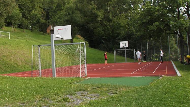Auch die Freiflächen sind großzügig gestaltet. Hier ist der Sportplatz zu sehen.