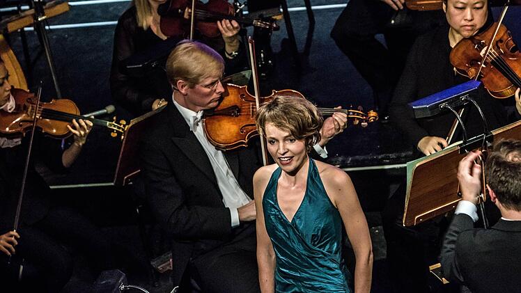 Impressionen vom Sinfoniekonzert des Landestheaters unter der Leitung von Alexander Merzyn: Vokalsolistin war Verena Usemann.Foto: Jochen Berger