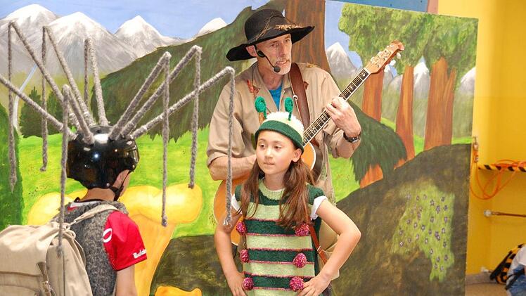 Rita Raupe (Nanami Sack) ist die einzige, die zu Uwe Weberknecht hält. Toni Tanner singt ein Mutmachlied.