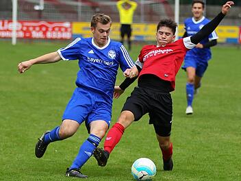 Lukas Engelhardt (blaues Trikot) legte mit dem DJK-SV Neufang eine starke Saison 2017/18 hin. Auch beim FC Kronach mit dem Neu-Kleintettauer Dennis Nguyen (rechts) gelang ein 1:0-Auswärtssieg.  Foto: Heinrich Weiß