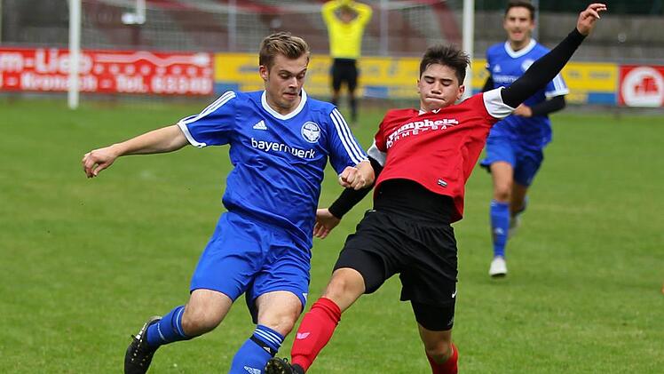 Lukas Engelhardt (blaues Trikot) legte mit dem DJK-SV Neufang eine starke Saison 2017/18 hin. Auch beim FC Kronach mit dem Neu-Kleintettauer Dennis Nguyen (rechts) gelang ein 1:0-Auswärtssieg.  Foto: Heinrich Weiß