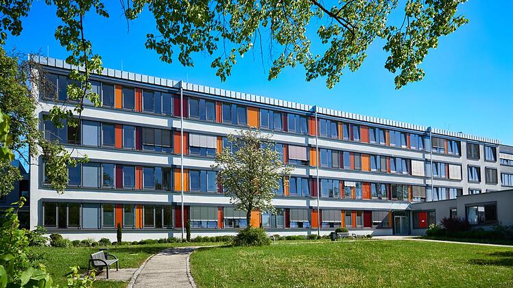 Das neu gestaltete Bettenhaus nebst Krankenhausgarten wird beim Festakt für das Haßfurter Krankenhaus eingeweiht. Foto: Rainer Müller Fotografie