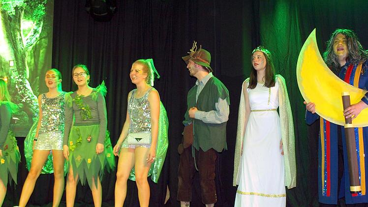 Alles ist gut ausgegangen für (von rechts) den Mond (Holger  Scholz), den Abendstern (Anna-Sophia Beyer), Wurzelzwerg Kalli (Thomas  Weiß) und den Traumfliegerinnen Ayla (Tanja Kotschenreuther), dem  Waldgeist und Sira (Nina Zeuß) Foto: Susanne Deuerling