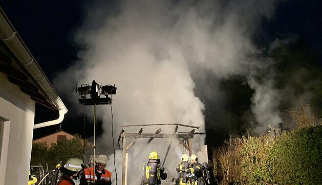 Ein am Samstagmorgen aus bislang unbekannter Ursache ausgebrochener Brand eines Carports in Leinach (Landkreis Würzburg/Unterfranken) griff auf eine benachbarte Hütte über und führte zum vollständigen Ausbrennen eines Peugeots, eines Motorbootes und Wohnwagens.