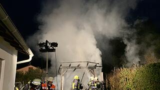 Ein am Samstagmorgen aus bislang unbekannter Ursache ausgebrochener Brand eines Carports in Leinach (Landkreis Würzburg/Unterfranken) griff auf eine benachbarte Hütte über und führte zum vollständigen Ausbrennen eines Peugeots, eines Motorbootes und Wohnwagens.