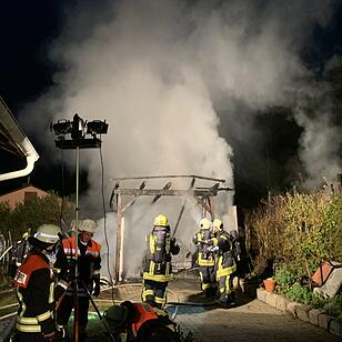 Ein am Samstagmorgen aus bislang unbekannter Ursache ausgebrochener Brand eines Carports in Leinach (Landkreis Würzburg/Unterfranken) griff auf eine benachbarte Hütte über und führte zum vollständigen Ausbrennen eines Peugeots, eines Motorbootes und Wohnwagens.