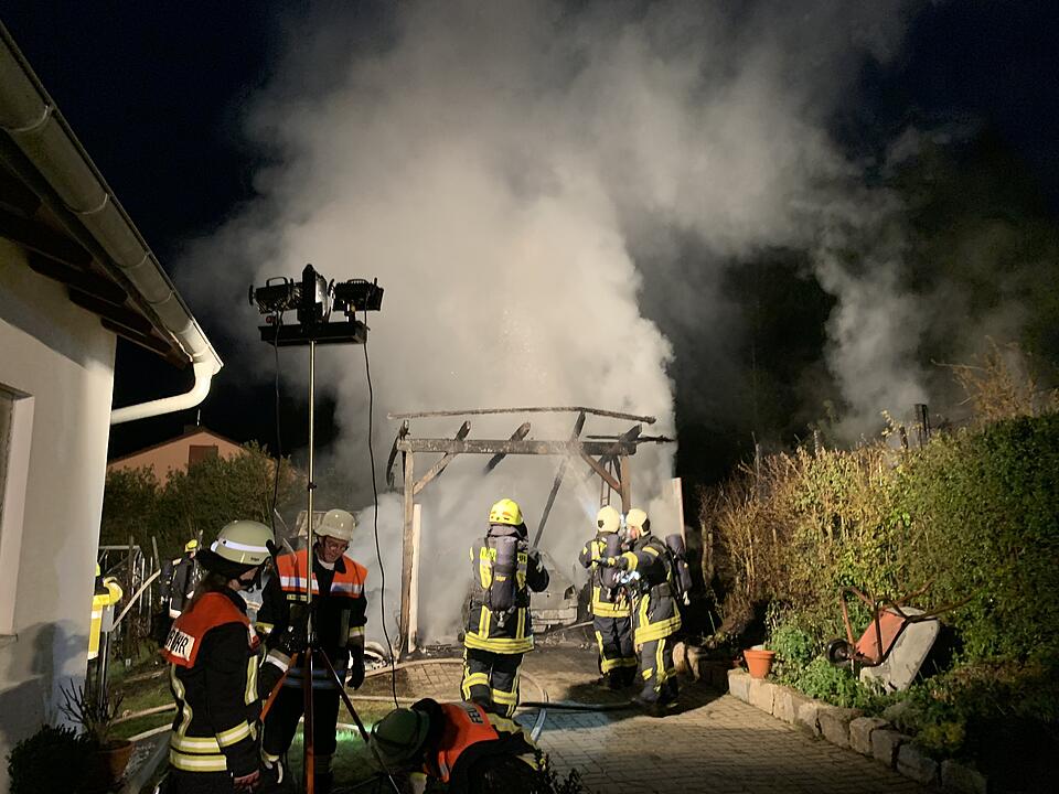Ein am Samstagmorgen aus bislang unbekannter Ursache ausgebrochener Brand eines Carports in Leinach (Landkreis Würzburg/Unterfranken) griff auf eine benachbarte Hütte über und führte zum vollständigen Ausbrennen eines Peugeots, eines Motorbootes und Wohnwagens.