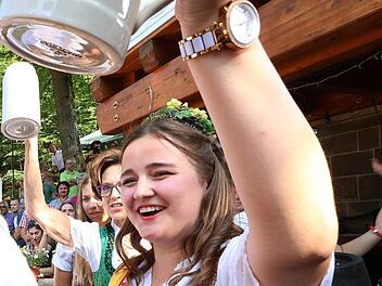 Ein Prost auf das Forchheimer Annafest.  Foto: Josef Hofbauer