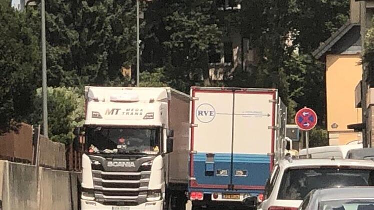 Den Tettauern macht zunehmend der Schwerlastverkehr durch die Ortschaft das Leben schwer. Solche Situationen wie im Bild gibt es täglich im Bereich des Rathauses.  Veronika Schadeck