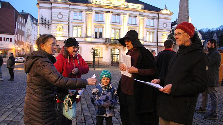 Franziska Bartels (links) musste die Passanten nicht lange bitten, bei der "offenen Probe" für die Oper "Die Rattenfänger von Kulmbach" mitzumachen.