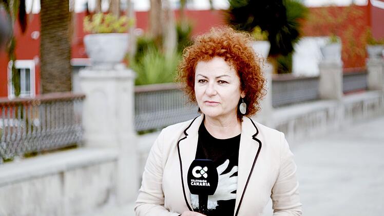 Die Reporterin des kanarischen Senders RTVC, Magaly Caseres, berichtete live, als in diesem Moment hinter ihr der Vulkan ausbrach. In derDokumentation erinnert sie sich, wie sie die vier Monate erlebt hat.