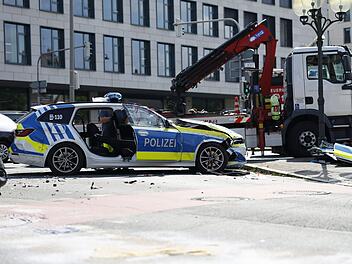 N&uuml;rnberg: Polizei-Wagen kracht in Handwerkerfahrzug - Stra&szlig;e gesperrt