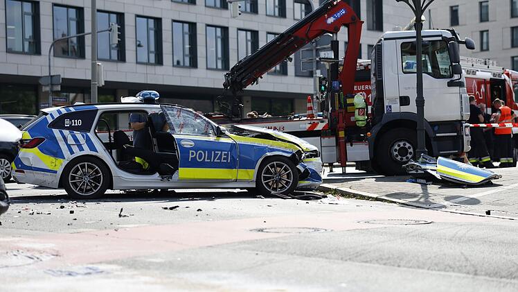 Streifenwagen auf Einsatzfahrt kollidiert mit Handwerkerfahrzeug: Drei Verletzte