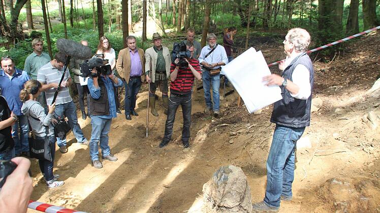 Roland Eichhorn, der Leiter des geologischen Dienstes am Landesamt für Umwelt in Augsburg, erklärt den Fundort.