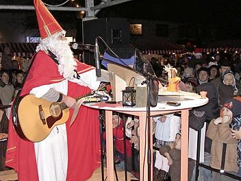 Großer Andrang herrscht immer beim Küpser Weihnachtsmarkt, dem auch der Nikolaus einen Besuch abstattet. Wenn es jedoch keine Päckchen für die Kinder gibt, kommt auch der Nikolaus nicht. Foto: Archiv